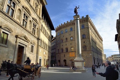 Italie, Toscane, Florence, centre historique classé Patrimoine Mondial de l'UNESCO, Piazza Santa Trinita, la colonne de la Justice (Colonna della Giustizia) avec une statue en porphyre représentant la Justice à son sommet, en arrière plan le Palazzo Spini Feroni appartenant à Salvatore Ferragamo