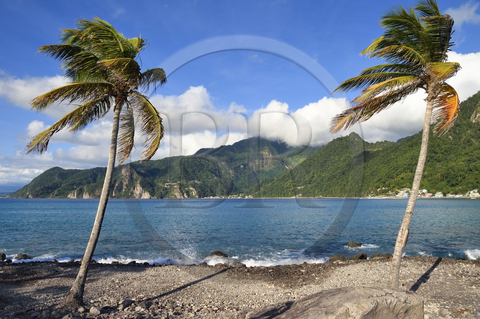 Caraïbes, Ile de la Dominique, la baie de Soufrière depuis la péninsule de Cachacrou à Scotts Head