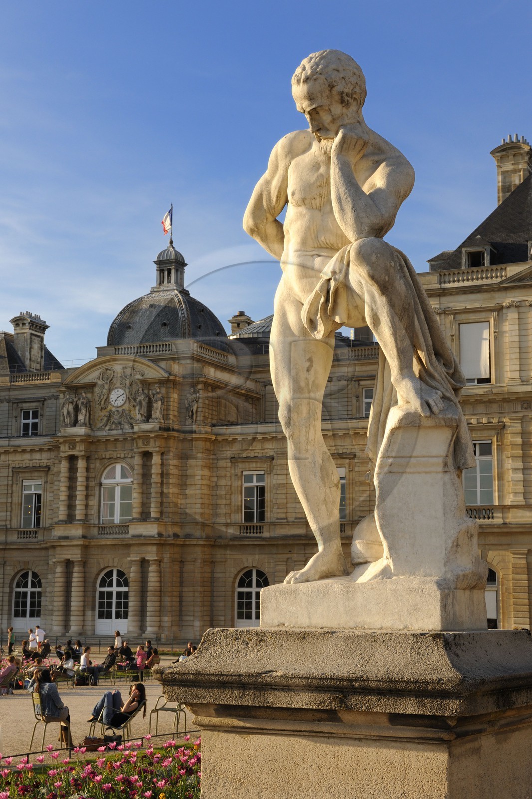 France, Paris (75), jardin du Luxembourg, statue représentant Marius debout sur les ruines de Carthage par Nicolas Victor Vilain (1818-1899) et Sénat en arrière-plan