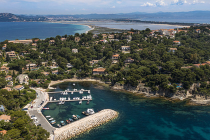 France, Var (83), Hyères, parc national de Port Cros, Presqu'Ile de Giens, le port du Niel et le tombolo de la Presqu'Ile de Giens en arrière plan (vue aérienne)