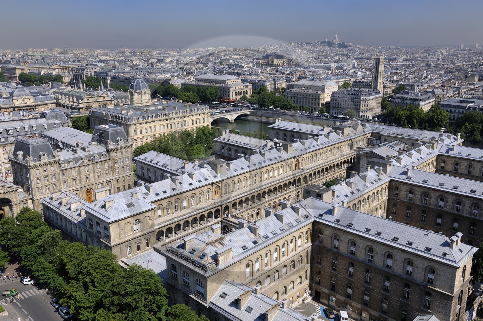 France, Paris (75), vue depuis la cathédrale Notre-Dame de Paris, au premier plan l'hôpital de l'Hôtel Dieu France, Paris (75), vue depuis la cathédrale Notre-Dame de Paris, au premier plan l'hôpital de l'Hôtel Dieu