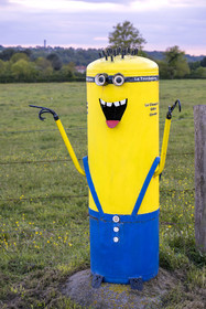 France, Vendée (85), Mortagne-sur-Sèvre, oeuvre de Gilles BIDET alias le Chaud'Art devant son atelier la Touchalaire
