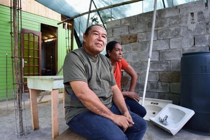 Caraïbes, Ile de la Dominique, Territoire Kalinago unique réserve amérindienne de l'archipel des Antilles, village de Touna Auté, l'ancien chef des Kalinago Irvince Auguiste et sa femme Louisette, dans le chantier de sa maison détruite par l'ouragan Maria en 2017