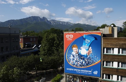 Pologne, Petite Pologne, Carpates, publicité sur un panneau du village-station de Zacopane (au fond les montagnes des Tatras)