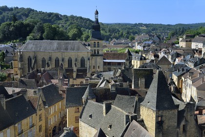 France, Dordogne, Perigord Noir, Dordogne valley, Sarlat la Caneda,  old town with the cathedral of Saint Sacerdos dated 16th century in the background