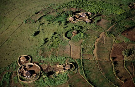 Burundi, habitat traditionnel rugo dispersé sur une colline de la région de Mugongomanga (vue aérienne)