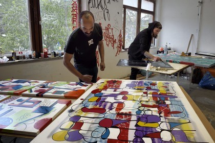 Allemagne, Berlin, RAW Tempel, haut lieu de l’art libre et urbain entre Revaler Strasse et les voies de chemin de fer de la station Warschauer Strasse, atelier de l'artiste Bruce on the Rocks dans l'espace alternatif Urban Spree