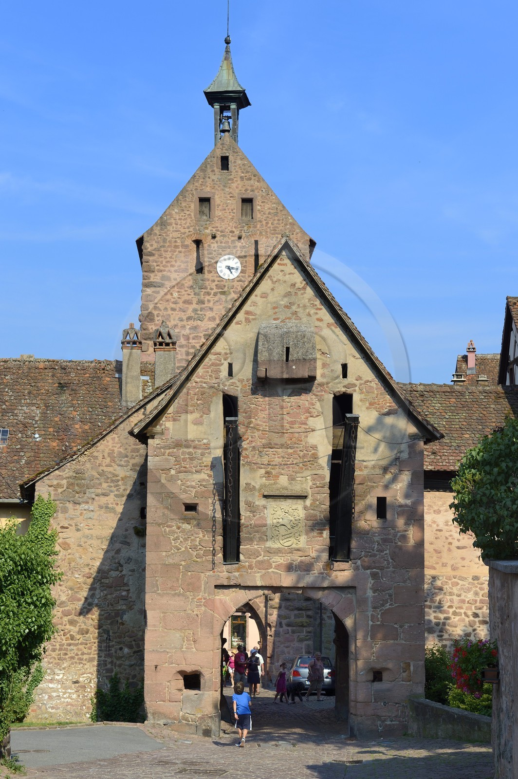 France, Haut-Rhin (68), Riquewihr, labellisé Les Plus Beaux Villages de France, la Porte haute avec son pont-levis et la facade arrière du Dolder