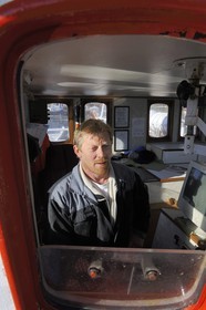 Norvège, Nordland, Îles Lofoten, départ du bateau pour la pêche, pêcheur