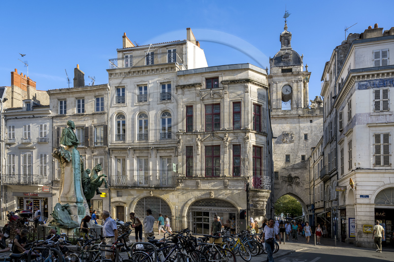 France, Charente-Maritime (17), La Rochelle, place des petits bancs, buste en bronze du Peintre orientaliste et écrivain Eugène Fromentin (1820-1876) et statue équestre d'un fantasia Arabe, groupe réalisé en 1905 par le sculpteur Ernest Dubois, la porte de la Grosse Horloge en arrière plan