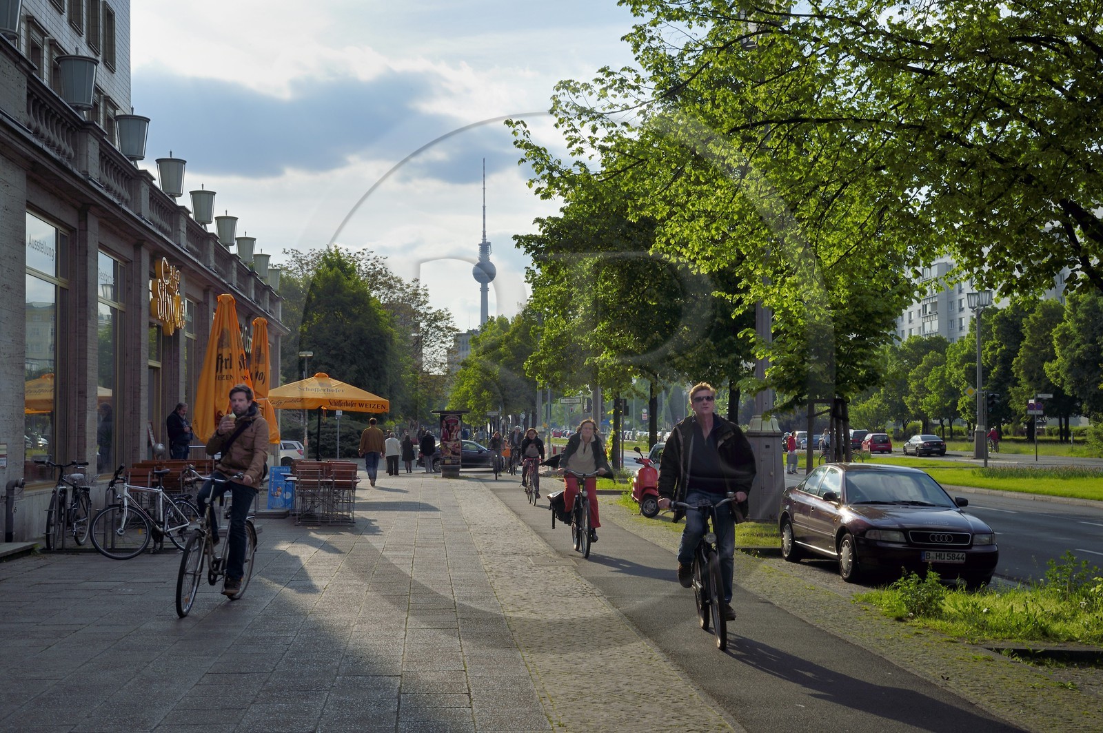Allemagne, Berlin, la Karl-Marx Allee est la plus grande artère du pays menant d'Alexanderplatz à Frankfurter Tor et le régime communiste y faisait défiler son armée chaque année, piste cyclable et la Tour de la télévision en arrière plan