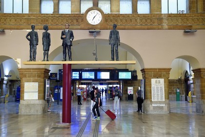 France, Moselle (57), Metz, quartier impérial, la gare de Metz, édifiée de 1905 à 1908 par l'architecte berlinois Jurgen Kruger, œuvre Hommage à Jean Moulin de l'artiste Stephan Balkenhol dans le grand hall des départs