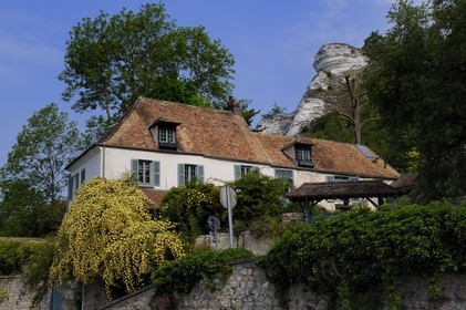 France, Val-d'Oise (95), Chantemesle, parc naturel du Vexin français, maison qui borde la route de  la vallée de la Seine