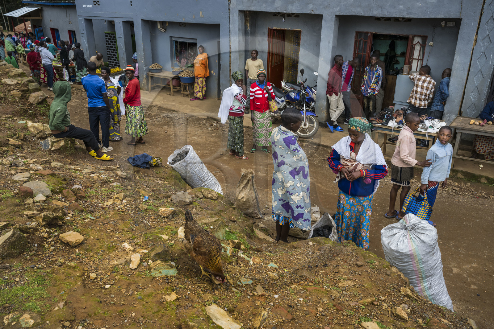 Rwanda, Province de l’Ouest, Gisakura, commerces et étals dans les rues du village