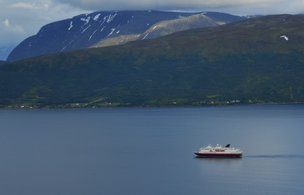 Norvège, Troms, l'express cotier Hurtigruten au nord de Tromso (vue aérienne)