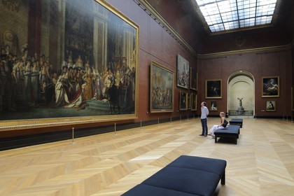 France, Paris (75), Musée du Louvre, le tableau Sacre de l'empereur Napoléon Ier et couronnement de l'impératrice Joséphine dans la cathédrale Notre-Dame de Paris par David et la Victoire de Samothrace au fond