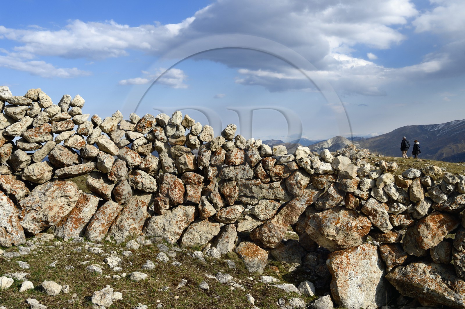 Azerbaïdjan, région de Quba (Guba), chaine de montagne du Grand Caucase, randonnée entre le village de Qalaxudat et de Giriz, mur en pierre