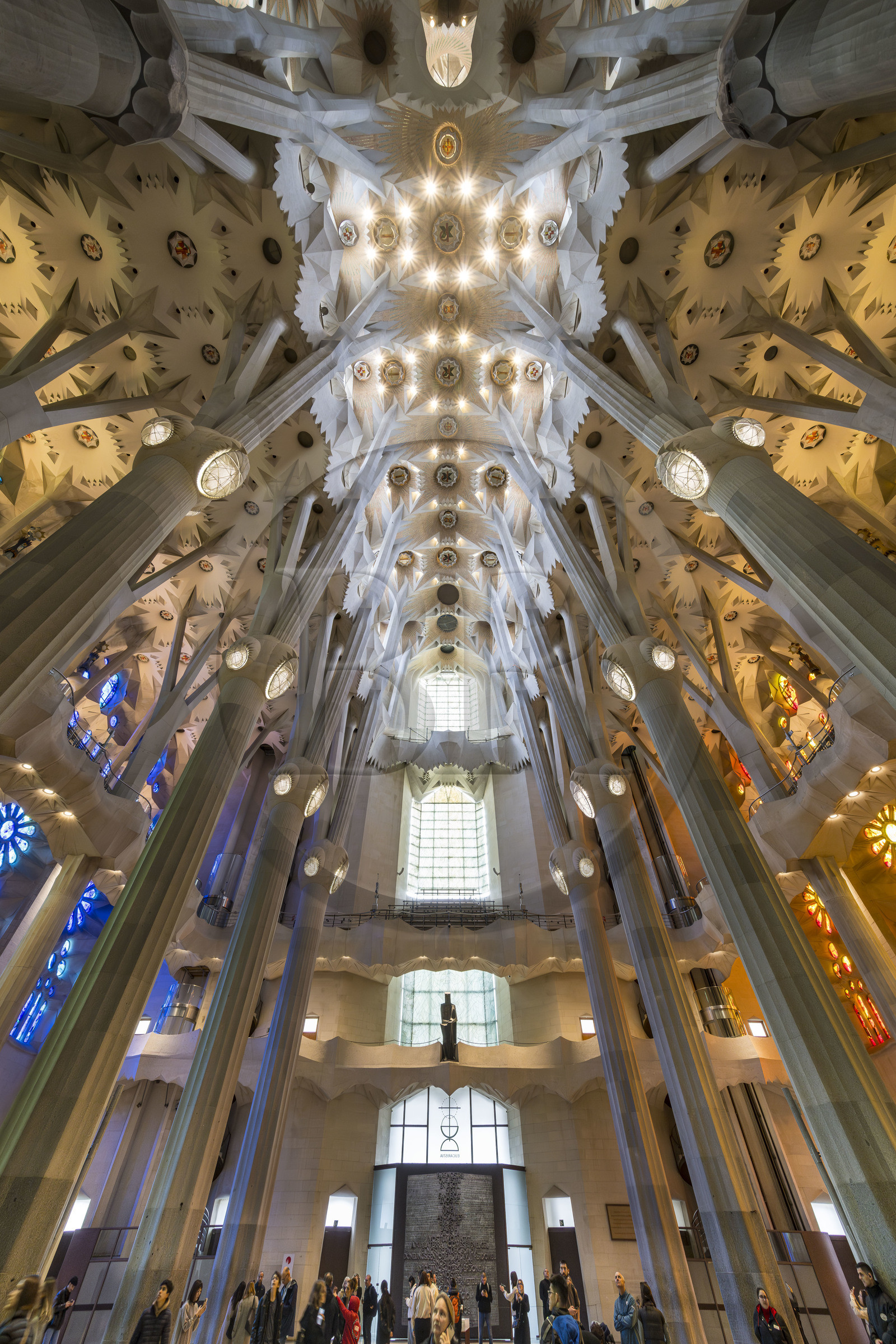 Espagne, Catalogne, Barcelone, quartier de l'Eixample, basilique de la Sagrada Familia de l'architecte du modernisme catalan Antoni Gaudi classée Patrimoine Mondial de l'UNESCO, la facade de la Gloire vue de l'intérieur et la voute de la Nef en haut