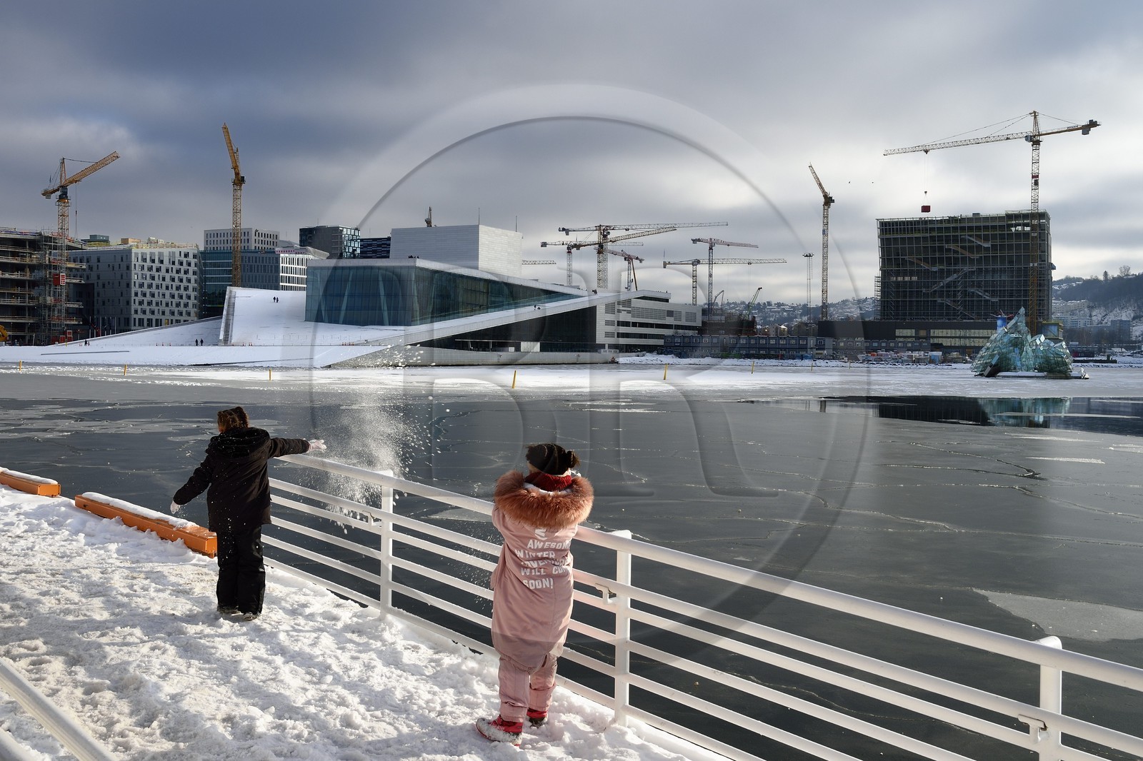 Norvège, Oslo, l'Opéra sous la neige, concu par le cabinet d'architecture Snohetta (dont notamment Tarald Lundevall) sur le port commercial et industriel du quartier de Bjorvika en pleine restructuration