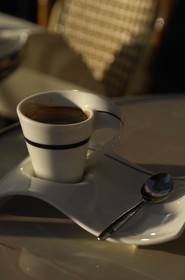 France, Paris (75), tasse de café à une terrasse