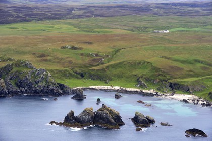 Royaume-Uni, Ecosse, Hébrides intérieures, Ile de Islay, ferme isolée sur la côte escarpée de The Oa au sud de Port Ellen (vue aérienne)