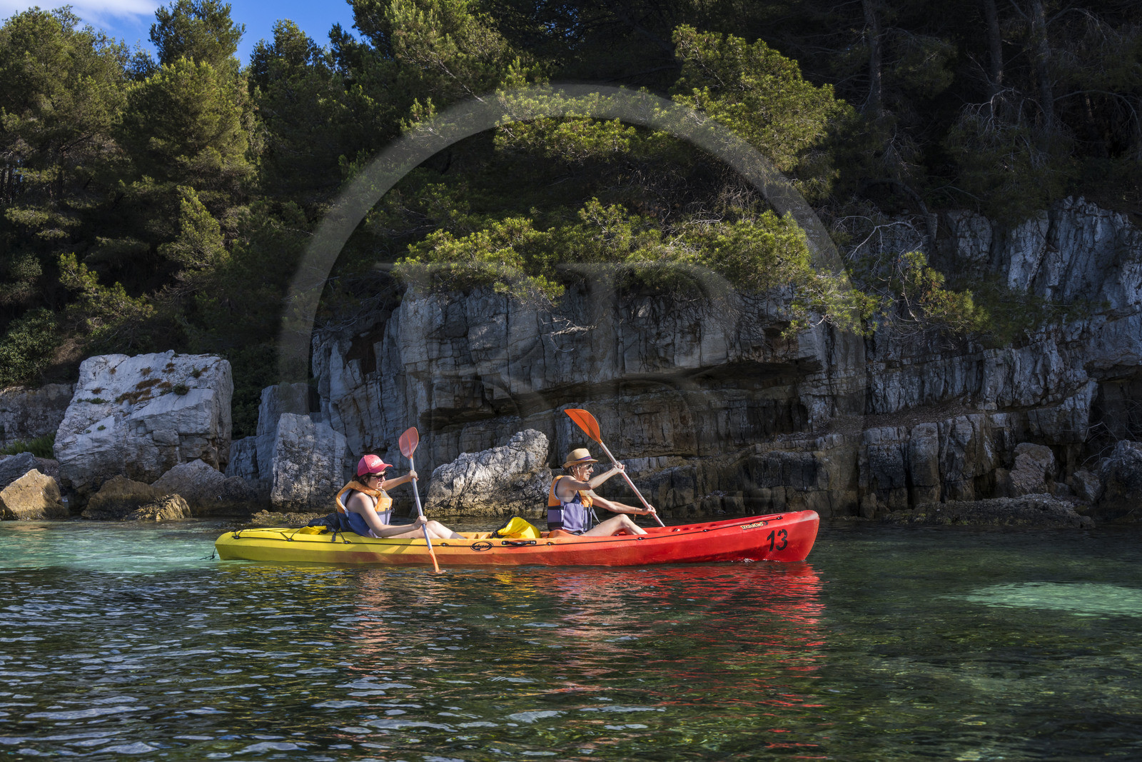 France, Alpes-Maritimes (06), Cannes, randonnée en kayak aux Iles de Lérins, en longeant la cote nord de l'Ile Sainte-Marguerite vers la Pointe du Vengeur