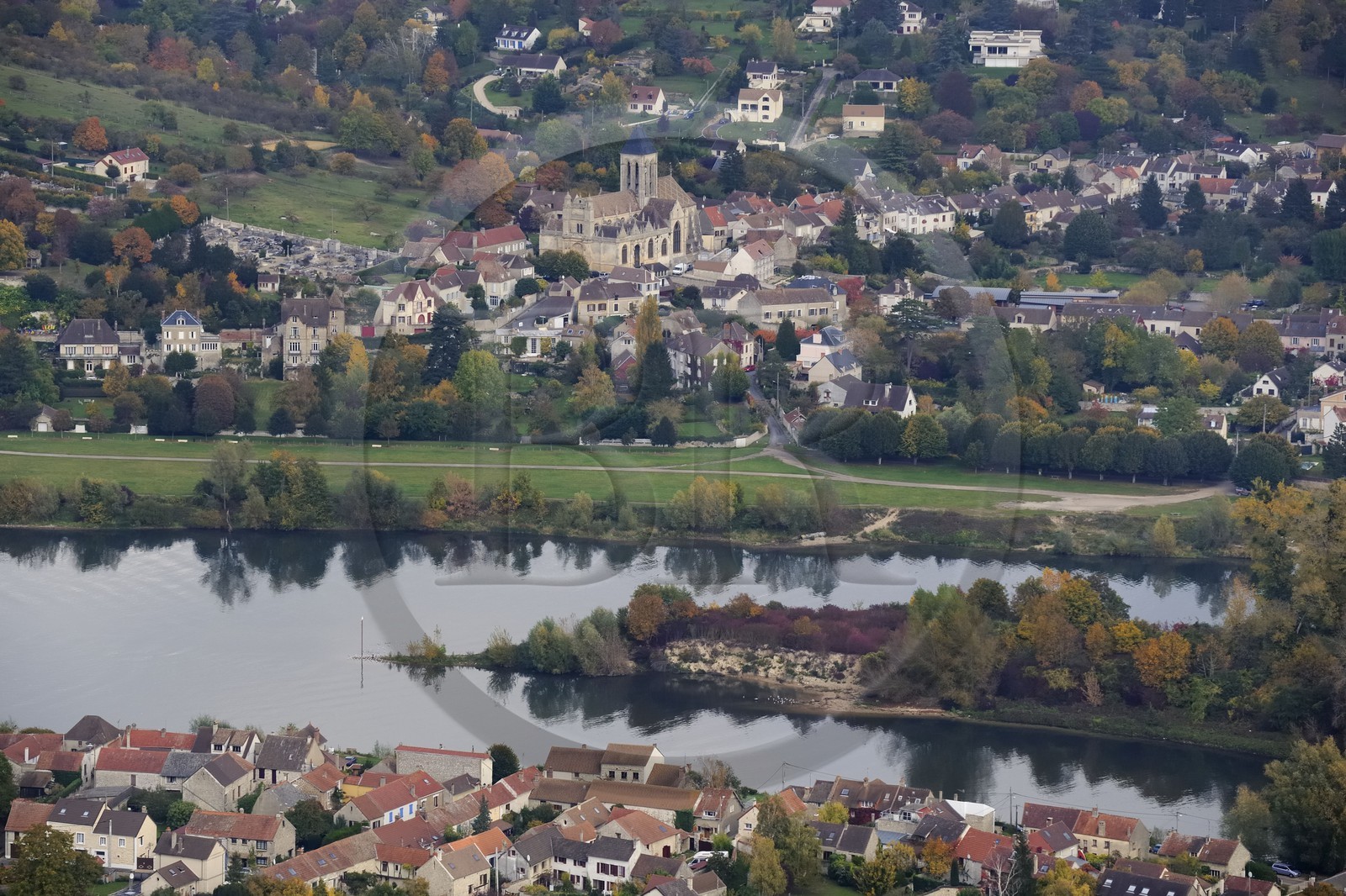 France, Val-d'Oise (95), le village de Vétheuil et son église Notre Dame peinte par Claude Monet dominant la Seine (vue aérienne)