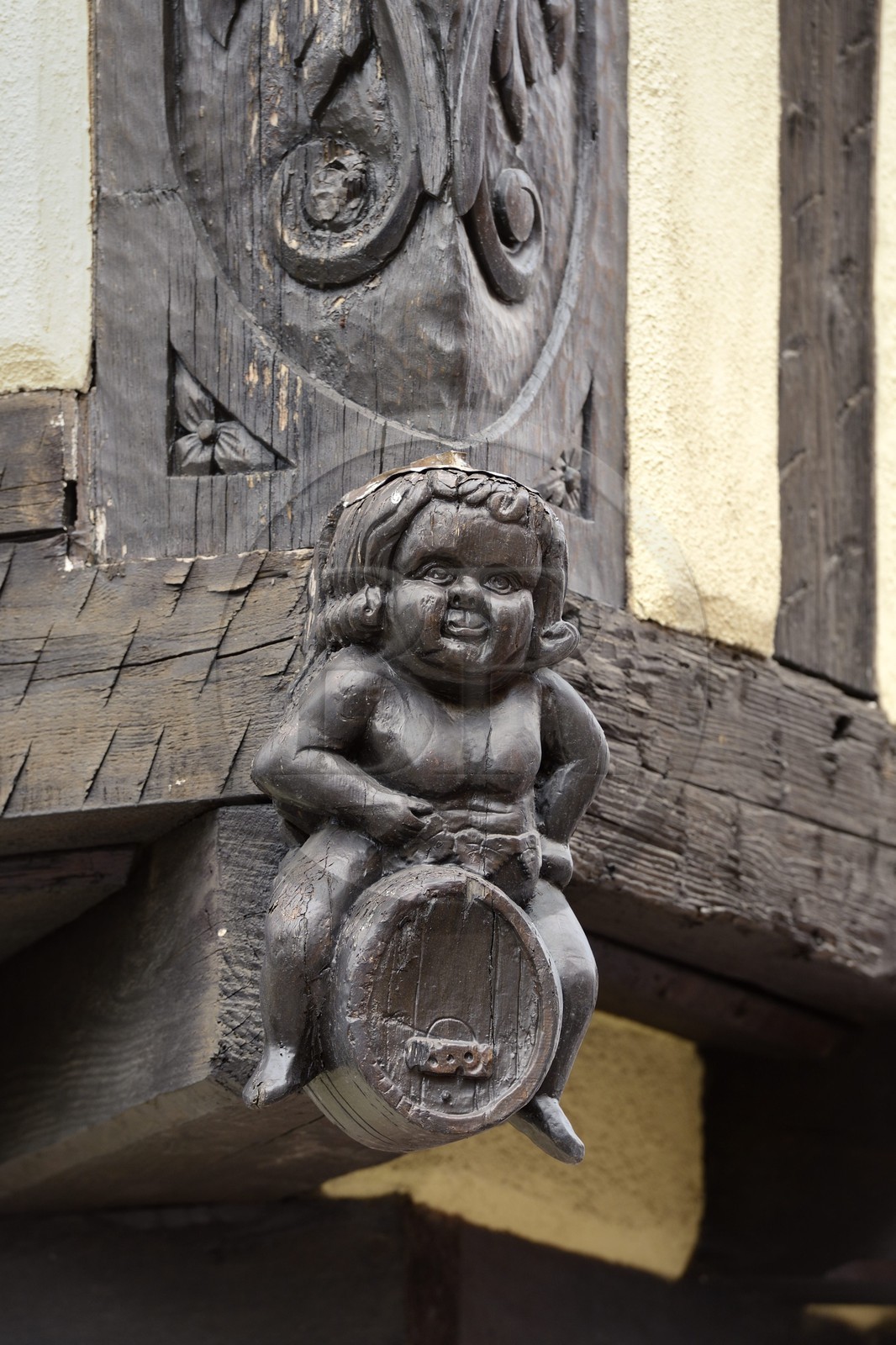 France, Haut-Rhin (68), Route des Vins d'Alsace, Turckheim, sculpture de poteau cornier dans la Grand Rue, femme assise sur un tonneau