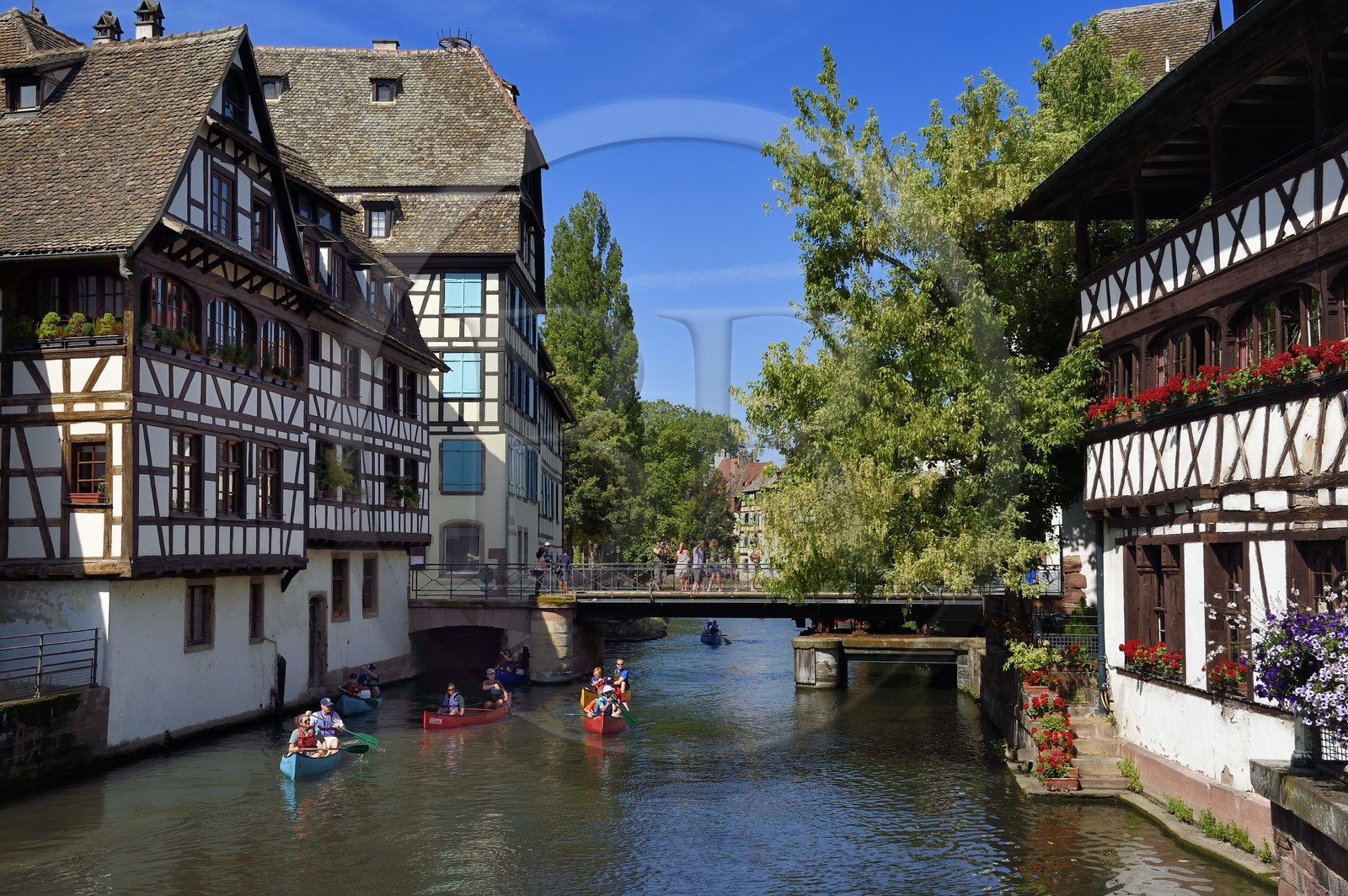 France, Bas-Rhin (67), Strasbourg, vieille ville classée au Patrimoine Mondial de l'UNESCO, quartier de la Petite France, le pont du Faisan sur un bras de l'Ill et la Maison des Tanneurs de 1572 (restaurant) à droite France, Bas-Rhin (67), Strasbourg, vieille ville classée au Patrimoine Mondial de l'UNESCO, quartier de la Petite France, le pont du Faisan sur un bras de l'Ill et la Maison des Tanneurs de 1572 (restaurant) à droite