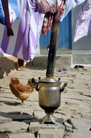 Azerbaïdjan, région de Quba (Guba), chaine de montagne du Grand Caucase, village de Khinalug (Xinaliq), samovar dans la cour d'une ferme
