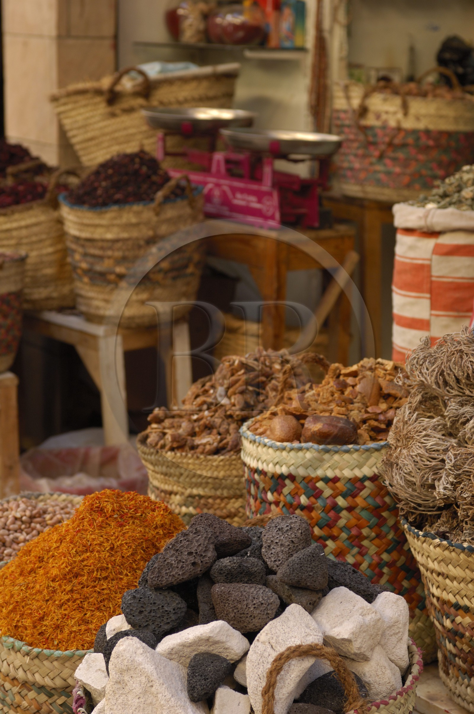Egypte, Haute Egypte, vallée du Nil, Louxor, le souk, étal d'épices Egypte, Haute Egypte, vallée du Nil, Louxor, le souk, étal d'épices