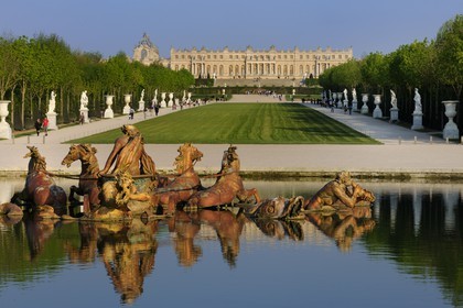 France, Yvelines (78), parc du château de Versailles, classé Patrimoine Mondial de l'UNESCO, le bassin d'Apollon par Tuby avec le char d'Apollon et l'axe du Soleil vers le château