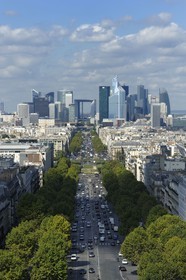 France, Paris (75), l'axe royal de la Concorde à La Défense, avenue de la Grande Armée, vu du haut de l'Arc de Triomphe, le quartier d'affaires de la Défense et la Grande Arche de l'architecte Otto von Spreckelsen