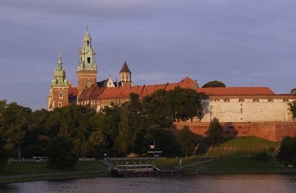 Pologne, Cracovie, vieille ville (Stare Miasto), la cathédrale dans l'enceinte du chateau royal sur la colline de Wawel au bord de la Vistule