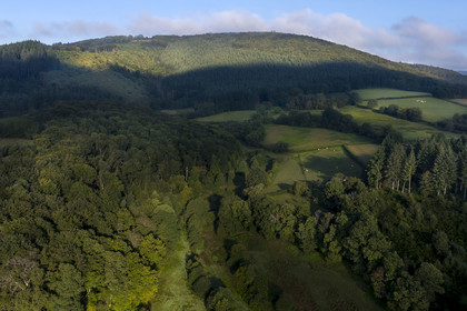 France, Saône-et-Loire (71), parc naturel régional du Morvan, Saint-Léger-sous-Beuvray, le mont Beuvray sur lequel se trouve l'oppidum de Bibracte, capitale du peuple celte des Éduens (vue aérienne)