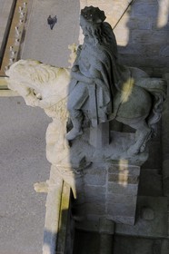 France, Finistère (29), Quimper, cathédrale Saint-Corentin, la statue équestre du roi Gradlon