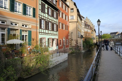 France, Bas Rhin (67), Strasbourg, quartier de la Petite France, l'écluse sur l'Ill vers le quai des Moulins