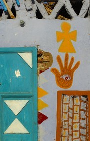 Egypte, Haute Egypte, Nubie, vallée du Nil, Assouan, la rive ouest, maison de village nubien