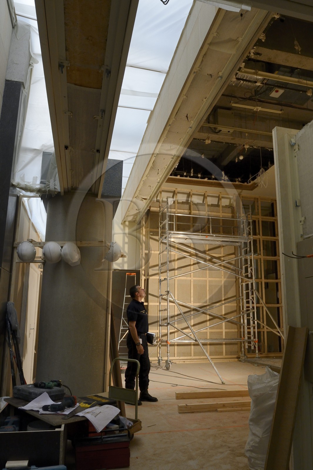 France, Paris (75), musée d'Orsay, le pompier adjudant-chef Xavier Trémeau inspecte une des salles du musée en travaux
