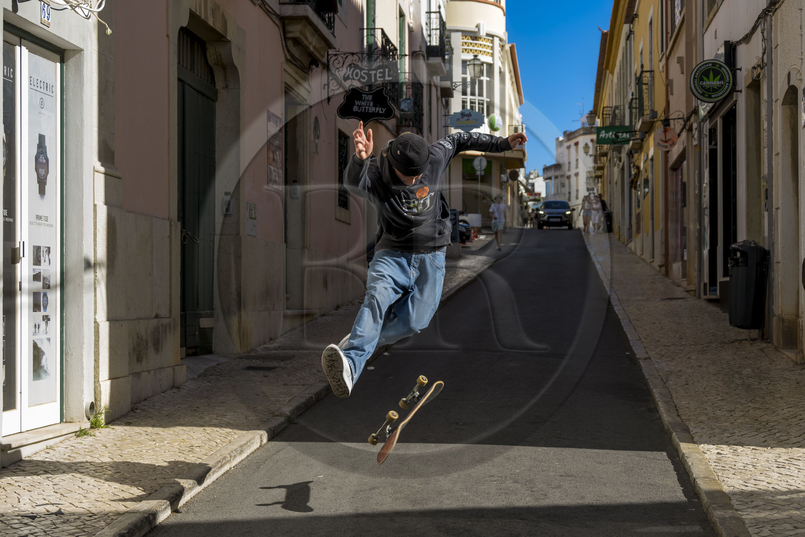Portugal, Algarve, Lagos, skateur effectuant une figure dans la rue Candido dos Reis