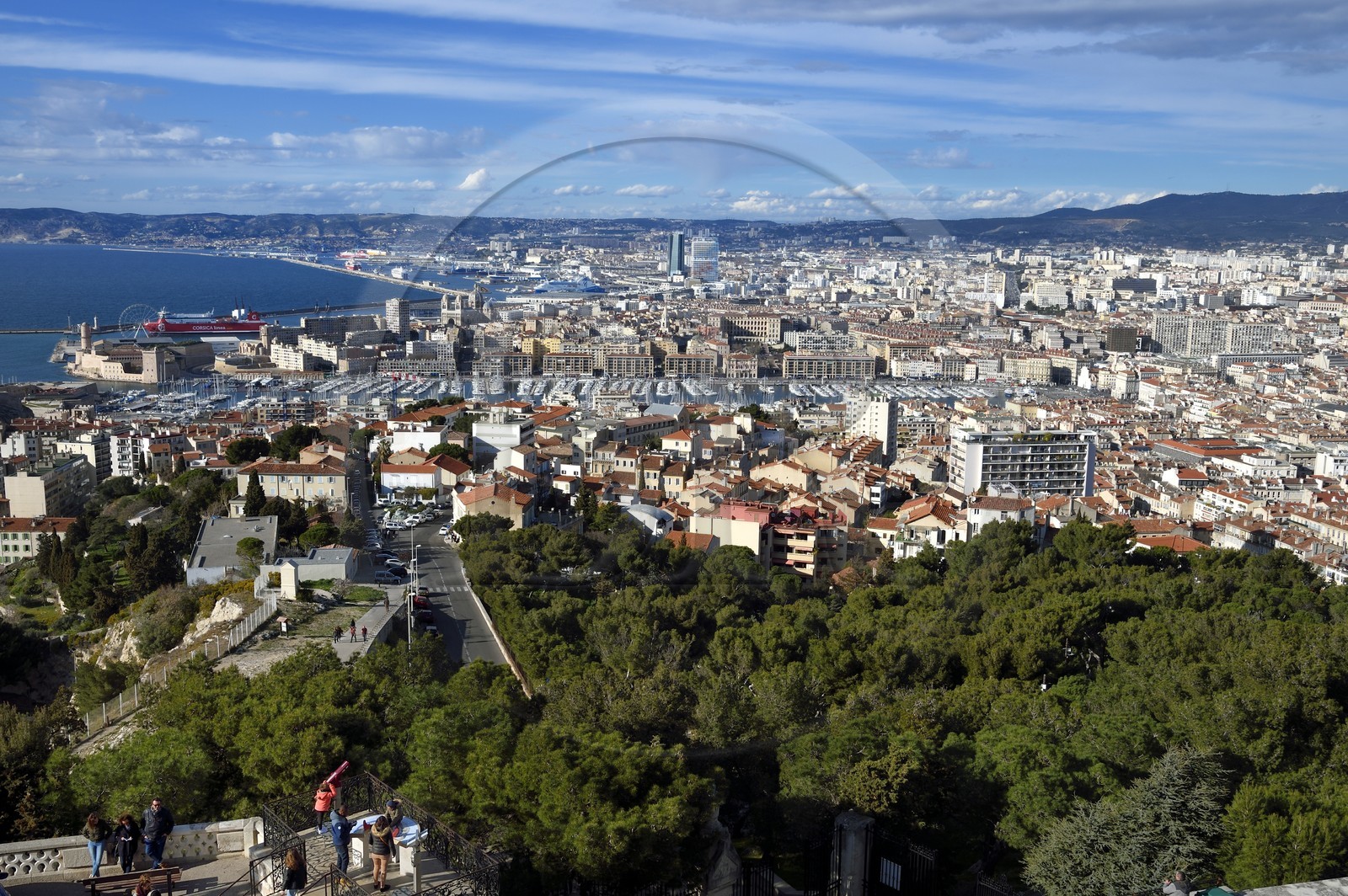 France, Bouches-du-Rhône (13), Marseille, vue générale sur la ville avec le port et le Vieux-Port depuis la basilique Notre-Dame de la Garde
