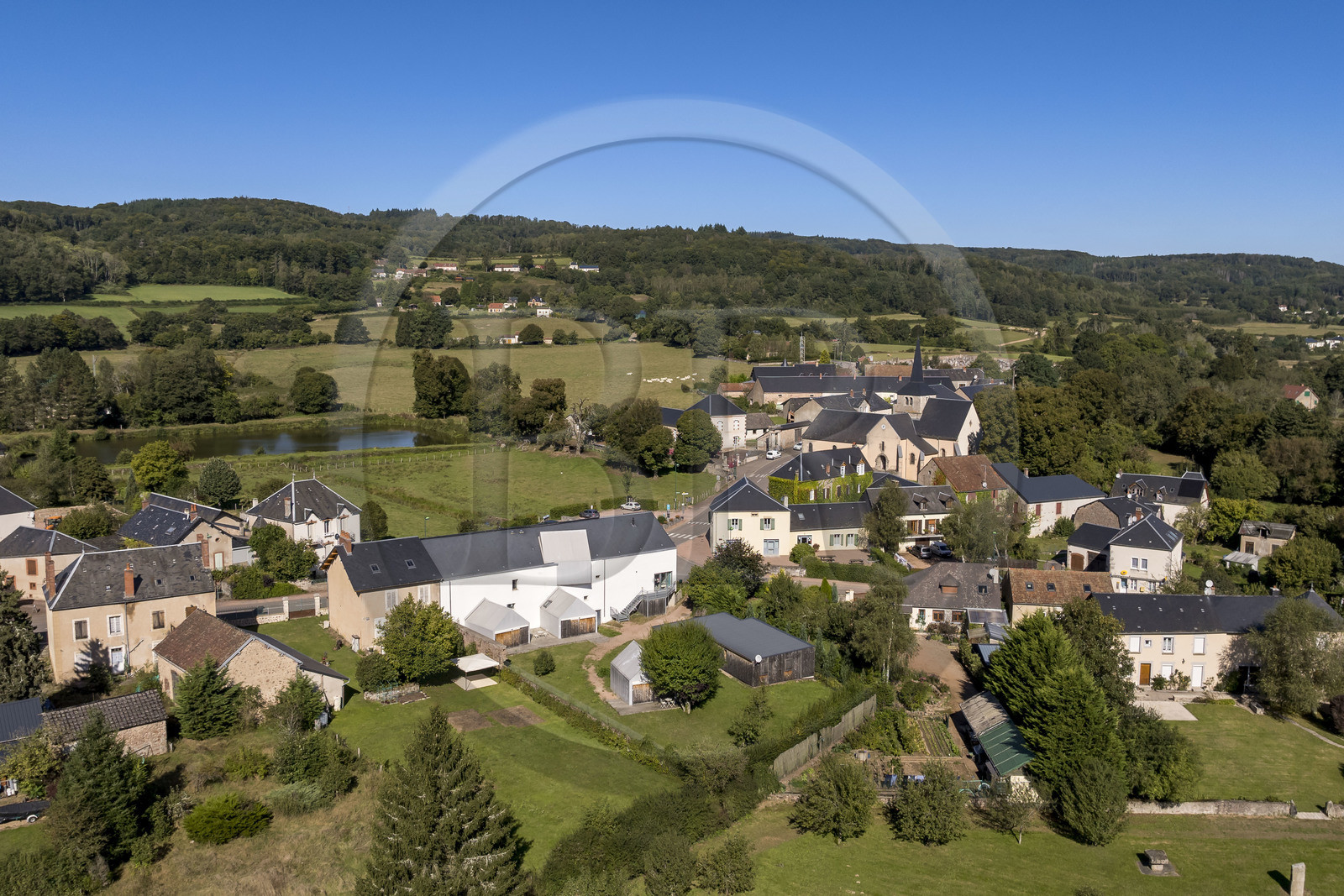 France, Nièvre (58), Parc naturel régional du Morvan, le village d'Alligny en Morvan (vue aérienne)