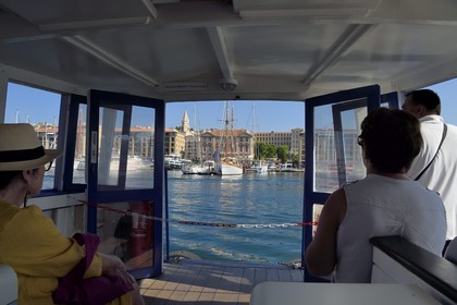 France, Bouches-du-Rhône (13), Marseille, Le Vieux Port, le Ferry Boat qui traverse le port, l'hotel de ville en arrière plan