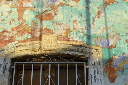 Espagne, Andalousie, Almeria, peinture défraichie sur une facade de mur