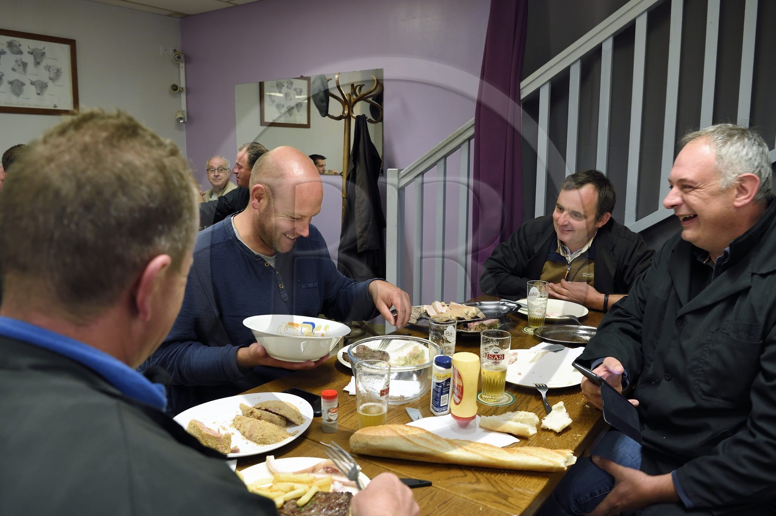 France, Seine-Maritime (76), Forges-les-eaux, marché couvert aux bestiaux, Café Le Relax chez Sylvie où les négociants se retrouvent après le marché pour le petit déjeuner