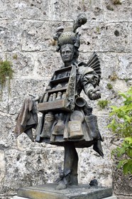 France, Alpes-Maritimes (06), Grasse, devant le Musée International de la Parfumerie, habit de parfumeur d'après une gravure du XVIIe siècle, statue de Tomek Kawiak (1997)