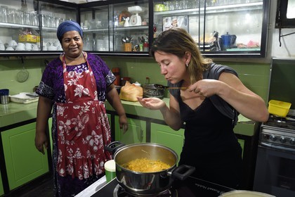 Sri Lanka, province du Centre-Nord, Polonnaruwa, Devi Tourist Home, préparation du curry dans la cuisine