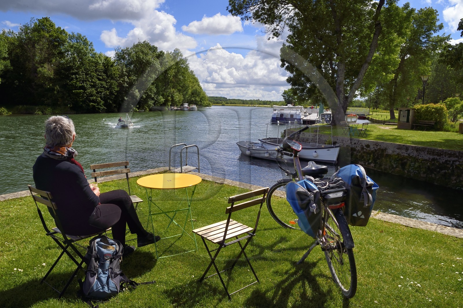 France, Charente-Maritime (17), Saintonge, Port-d'Envaux, cycliste faisant la véloroute La Flow Vélo prenant un café en terrasse au port
