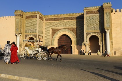 Maroc, Meknès, ville impériale, médina classée Patrimoine Mondial de l' UNESCO, une calèche devant la porte Bab el Mansour entre la cité impériale et la médina sur la place el Hédime ou Lahdim