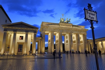 Allemagne, Berlin, Porte de Brandebourg sur l'avenue Under den Linden et Pariser platz